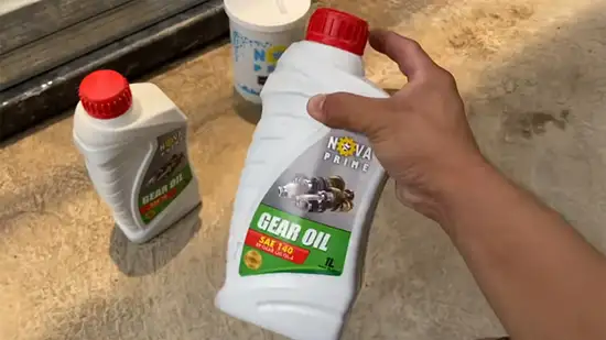 Can you mix fresh gear oil with expired gear oil?